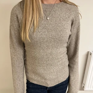 Beige stickad tröja från Vero Moda - Säljer en beige stickad tröja från Vero Moda i storlek XS. Passsr till allt! Lite noppror men inget som syns!💕