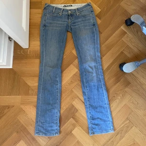 Lågmidjade ljusblå jeans Big Star - Säljer ett par lågmidjade ljusblå jeans från Big Star. Jeansen har klassisk femficksdesign, raka ben och snygga sömmar på bakfickorna. De är tillverkade i mjukt denimtyg och har en normal passform som sitter snyggt på kroppen. Jag har sytt de mer lågmidjade. 