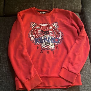 Röd Kenzo tröja - Säljer en röd tröja från Kenzo 