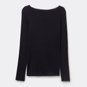 Boatneck tröja från intimissimi  - Jag säljer denna tröja då den inte kommer till användning längre. Jätte skönt material och bra passform 🌟Nypris är 489kr men jag säljer för 315💓pris går att diskuteras