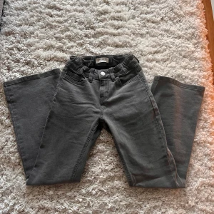 Grå flare jeans💗 - Super gulliga jeans (flare och bootcut). Från Lindex och använda några antal gånger men i bra skick❣️ storlek 134
