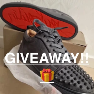 Tävling om Christian Louboutin sneakers med nitar - Tävling/Give3away🎁 på feta Loobs i den unika färgen mörkgrå med nitar som har ett värde på 2500kr(kvitto finns!) 🤩💫. För att följa med följ stegen nedanför 👇🙌🏻. 1. Följ mig på dehär kontot! 2. Likea detta plagg🙌🏻   3. Likea minst tre plagg på mitt konto ju fler desto mer chans 🤙🏻😉  3. Vinnaren utlottas den 25 Augusti som stort lycka till allihop av A7M_Shop💯🔥🎁.. Kol ihåg om du köper något så har du större chans o vinna 😉