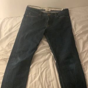 Mörkblå jeans från Dobber, storlek 34 - Snygga mörkblå jeans från Dobber. Jeansen har rak passform och jag säljer de för att jag inte behöver de. Perfekta för dig som gillar stilrena och tidlösa jeans.