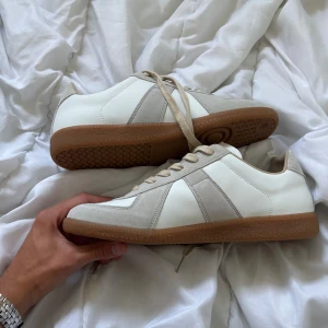 Maison Margiela GATs - Ett par feta vita gats! Endast anvädna ett fåtal gånger, kvitto finns, box ingår! Hör av er!