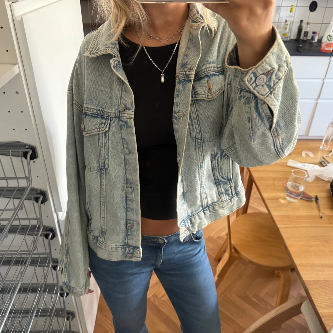 Ljusblå jeansjacka med knappar - 2