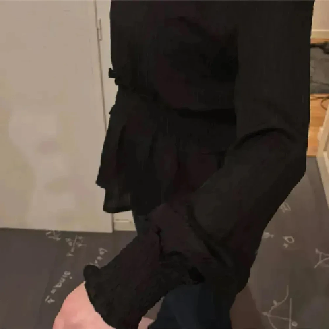 Svart blus med smockad midja - 4