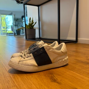 Valentino Open sneakers  - Säljer nu mina valentino skor som aldrig används längre, skorna är i bra skick och har inga skador. 