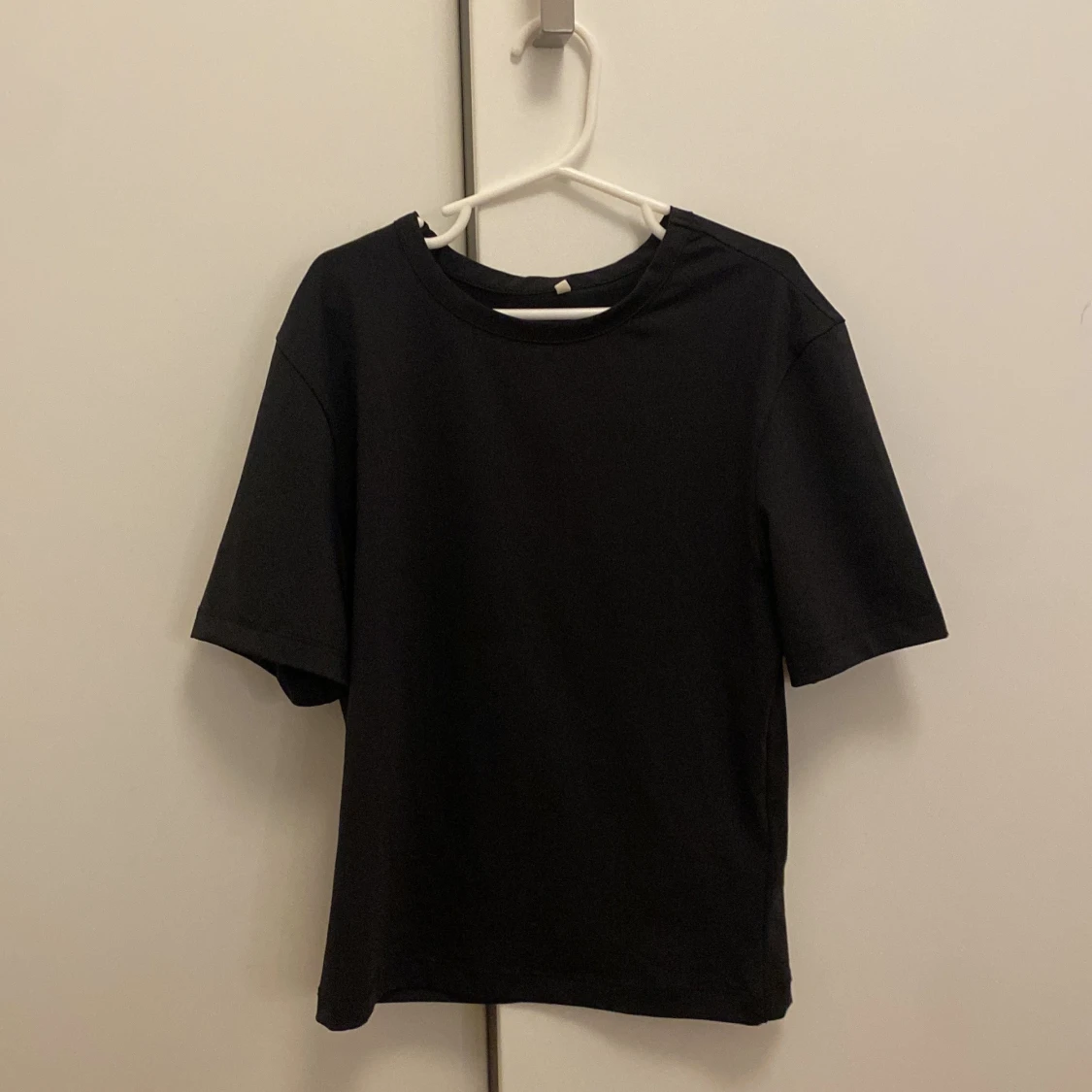 Svart croppad t-shirt från H&M Move - 1