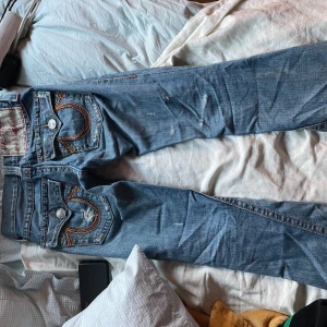  True Religion bootcut jeans  - Bootcut trueys, jättefina men passar inte mig längre. Innerben: 76cm. Midja: 35cm Dem är sönder vid dragkedjan men man märker inte, du kan fixa hos skräddare billigt!  Kan tänka mig att sänka priset vid snabb affär🫶 #truereligion #trueys #drainer #bootcut #flare #jeans