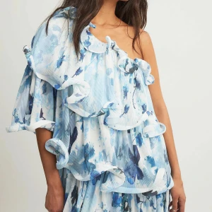 Klänning nakd populär blå volang  - Jättebra skick, den är endast använd en gång 🩵