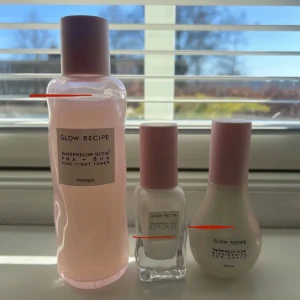 Glow Recipe Watermelon Glow set - Glow Recipe-set med tre produkter: toner, dew drops (40 ml), juicy moisturiser (mini). På bilderna ser man hur mycket som är kvar💕KOMMER INTE SÄNKA PRISET‼️(redan väldigt lågt)