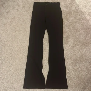 Svarta kostymbyxor från Zara - Säljer ett par svarta kostymbyxor från Zara med bootcut-passform. Byxorna har slits ner till och inga fickor där back. Storlek S. Kontakta för mer info och bilder🩷