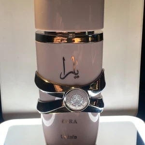 Yara parfym från Lattafa - Exklusiv parfymflaska från Lattafa i serien Yara. Enbart sprejad ett fåtal gånger. Kan köpas i en bundle. 