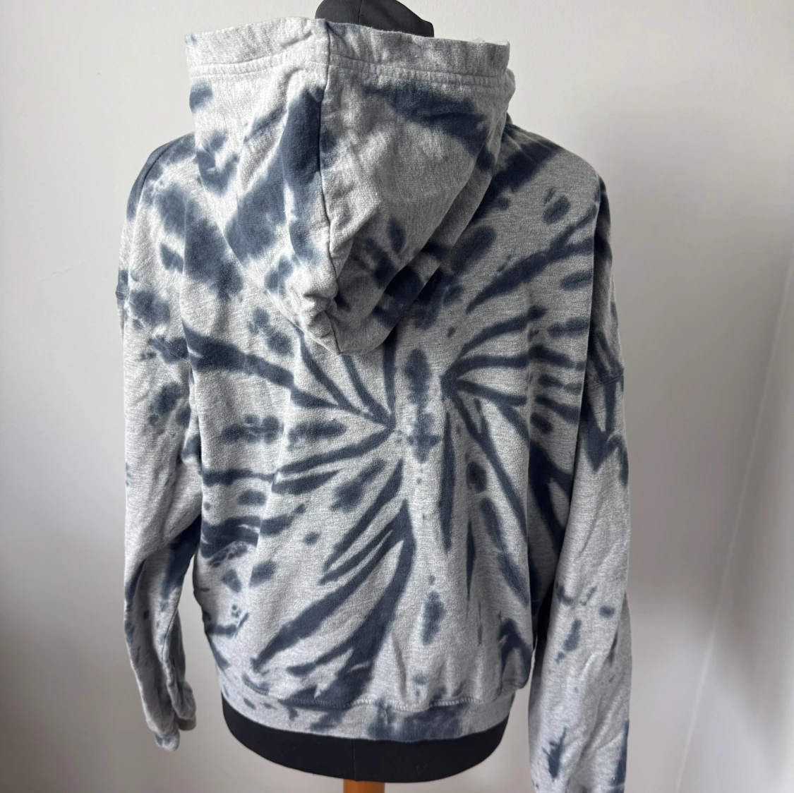 Grå och svart tie-dye hoodie  - 1