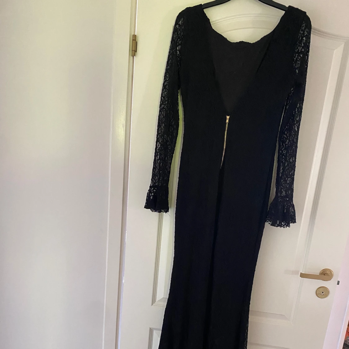Svart långklänning med spetsärmar - 2