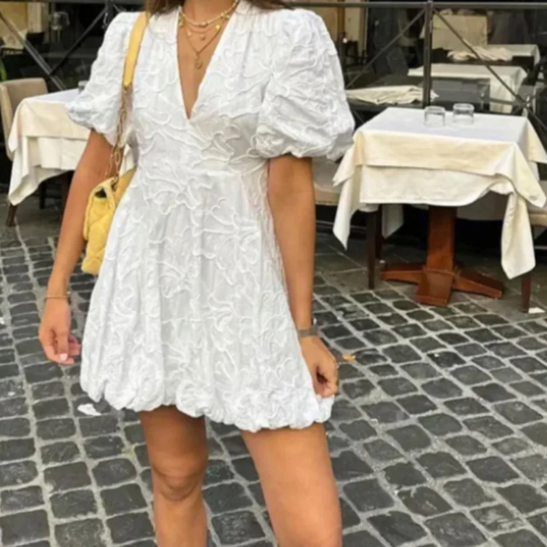 Vit kortklänning med puffärm och v-ringning - 1