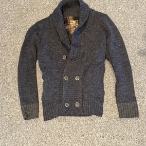 Skeppartröja (Grå) - Skitvarm skeppartröja. Storlek S men jag tycker den känns mer som S-M. En knapp har gått av men har reparerat det. 