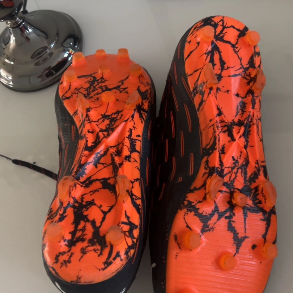 Svarta och orangea Puma fotbollsskor - 2