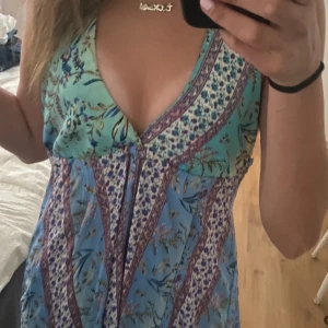 Lång klänning - Jätte fin långklänning me öppen rygg!! Säljer då den inte kommer till användning💕