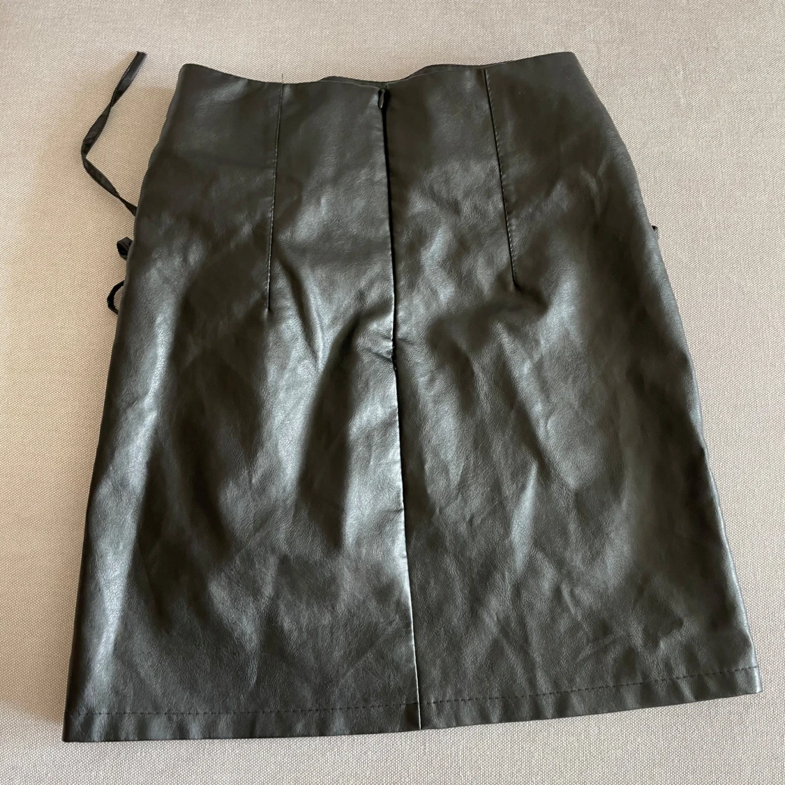 Svart kjol med snörning i skinnimitation - 1