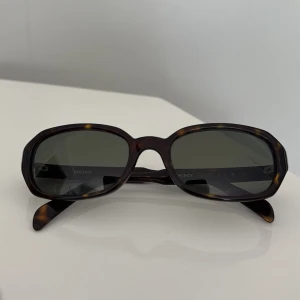 Solglasögon DKNY  - DKNY modell 78075 Sköldpaddsfärgad båge. Fint skick. Kom med bud.