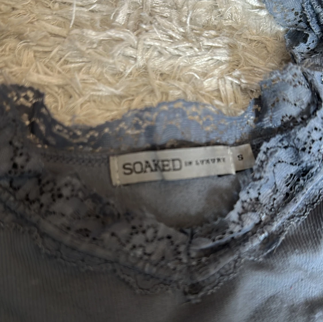 Grå linnetopp med spets från Soaked in Luxury - 1