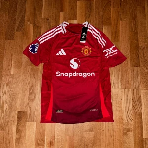 Manchester United fotbollströja  - Manchetser United 2024/25 fotbollströja - B.FERNANDES 8 , Helt oanvänd!