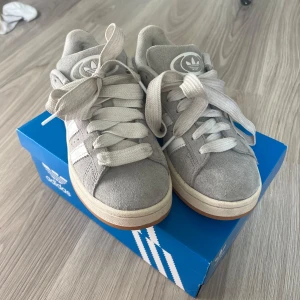 Grå Adidas Campus - Säljer ett par gråa Adidas Campus. Endast använda 4 gånger och är i ny skick. Säljer pga att de är för små Storlek 36 2/3 Ny pris 1449, från adidas hemsida Gråa snören ingår