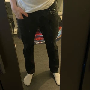 Svarta Levis jeans 511 - Säljer ett par riktigt snygga Levis jeans i modellen 511, storlek W32 L30. Dom har slitningar på bakfickan och framfickan pga plånbok och mobil men det är inget som jag har stört mig på