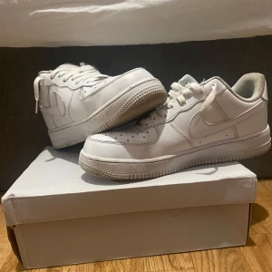 Nike Air Force 1  - Säljer ett par  vita Nike Air Force 1 i storleken 43. Skorna är använda en kort del av vintern men nu också blivit tvättad så gör som det går. Kontakta för mer frågor osv.