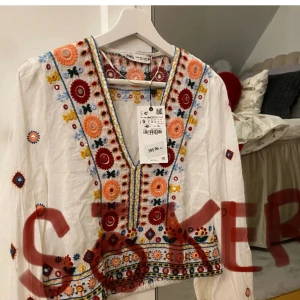 SÖKER denna blus i XS eller S ! ❤️  - Söker denna då jag har matchande kjolen och vill ha blusen till, pris kan diskuteras 