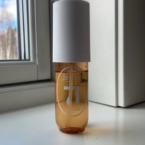 Sol de Janeiro Cheirosa 71 Perfume Mist - En söt och krämig doftmist från Sol de Janeiro, Cheirosa 71. Flaskan är bärnstensfärgad med vitt tryck och har ett stort vitt lock. Innehåller 90 ml men ca 75% kvar☺️