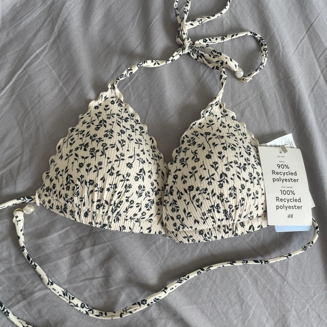 Vit blommig bikiniöverdel från H&M - 1