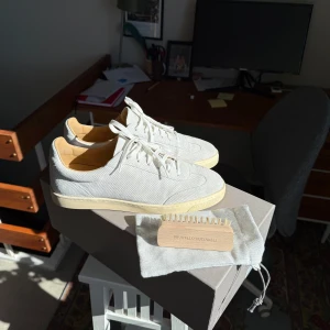 Brunello Cucinelli skor - Säljer ett par BC sneakers i storlek 42 1/2 (passar43 också).                                              Nyskick! Använd vid 2 tillfällen. Nypris 12.000!              Dm för fler bilder eller andra frågor!