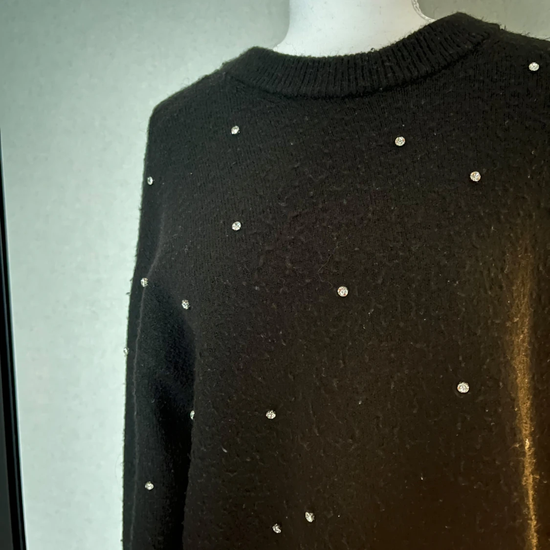Svart stickad tröja med pärlor - 1