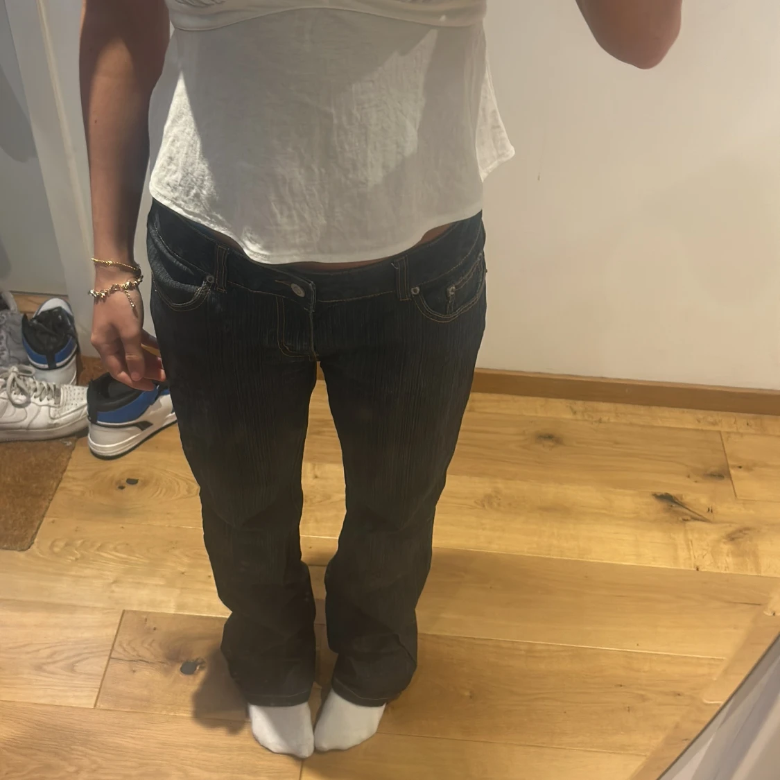 Mörkblå lågmidjade jeansbyxor med raka ben