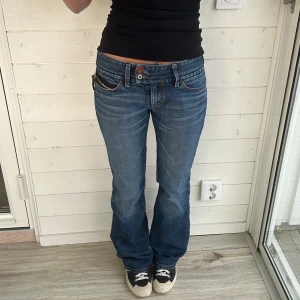 Diesel jeans  - Lågmidjade dieseljeans i storlek S (W27). Midja: 37x2 cm innerben: 79 cm