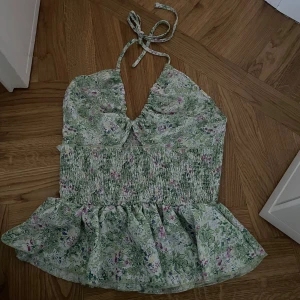 Topp - Blommig volangtopp🌸Tyvärr ingen lapp så vet inte storlek. Väldigt stretchig men skulle säga storlek M