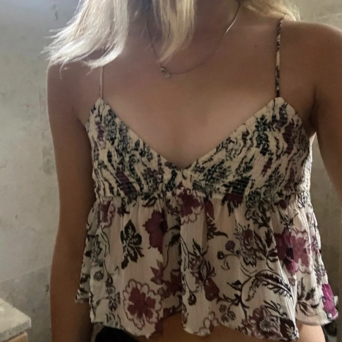 Blommig croppad linnetopp med smala axelband