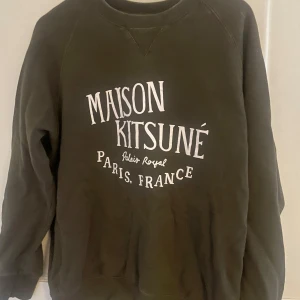 Maison Kitsuné tröja - Maison kitsuné tjocktröja i bra skick. Storleken är L men passar M. Hör av dig vid frågor.
