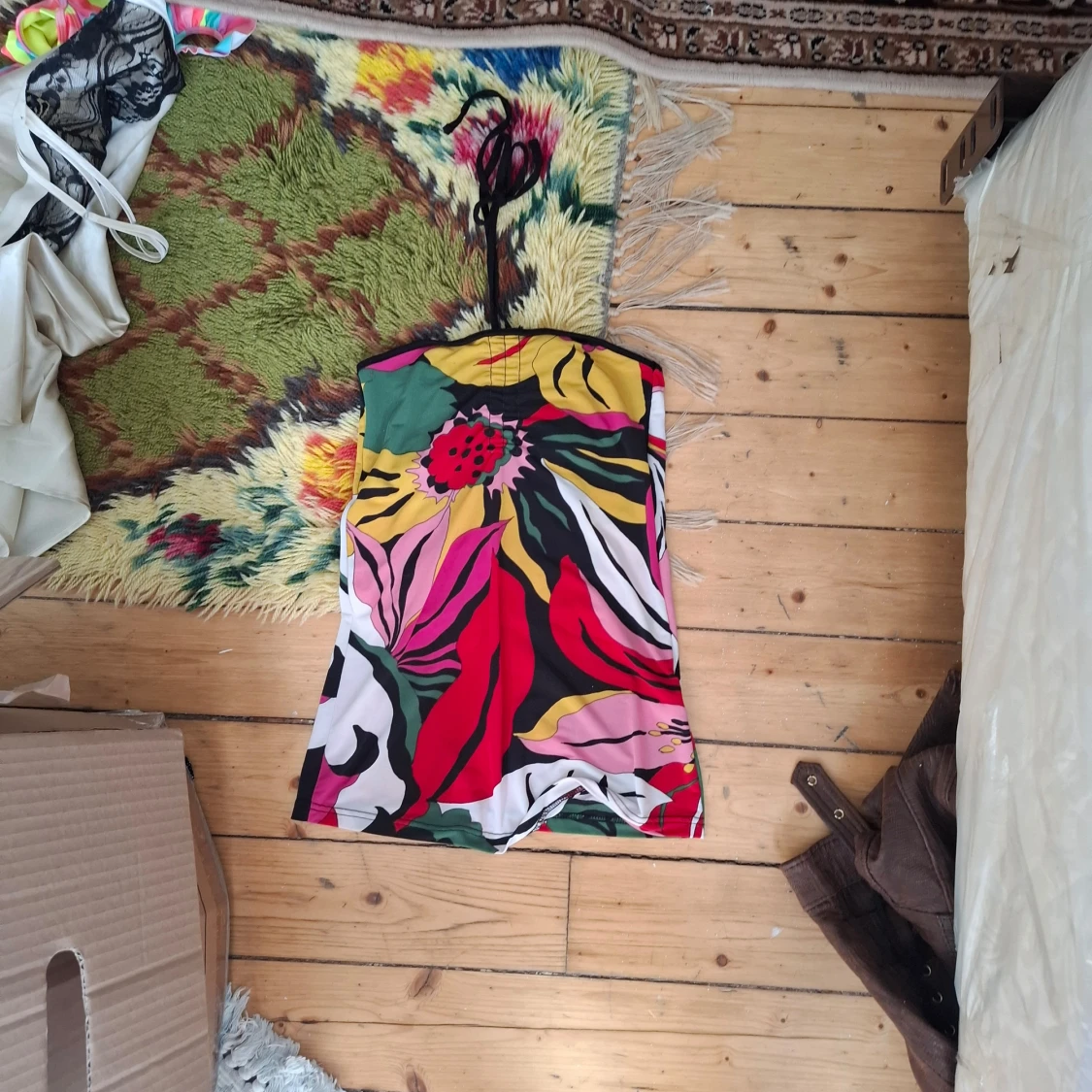 Färgglad axelbandslös klänning med blommigt mönster - 1