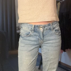 Lågmidjade bootcut jeans - Lågmidjade bootcut jeans från H&M i storlek 36/S💗