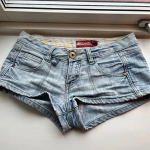 Lågmidjade jeansshorts! - Snygga lågmidjade jeansshort jag köpt på vinted, tyvärr för stora för mig. Storlek S! Knappen sitter löst framtill men är inget som inte går att fixa ❣️ Materialet är lite urtvättat därav lite slitning baktill (skriv privat för bild). 
