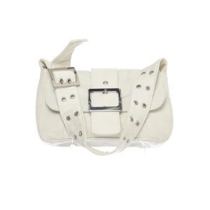 Vit axelväska med bälte från Bershka - Säljer en vit axelväska från Bershka med bredt bälte och stora silverspännen. Väskan har en cool och edgy look med detaljer i metall och justerbar rem. Perfekt för att lyfta din outfit.