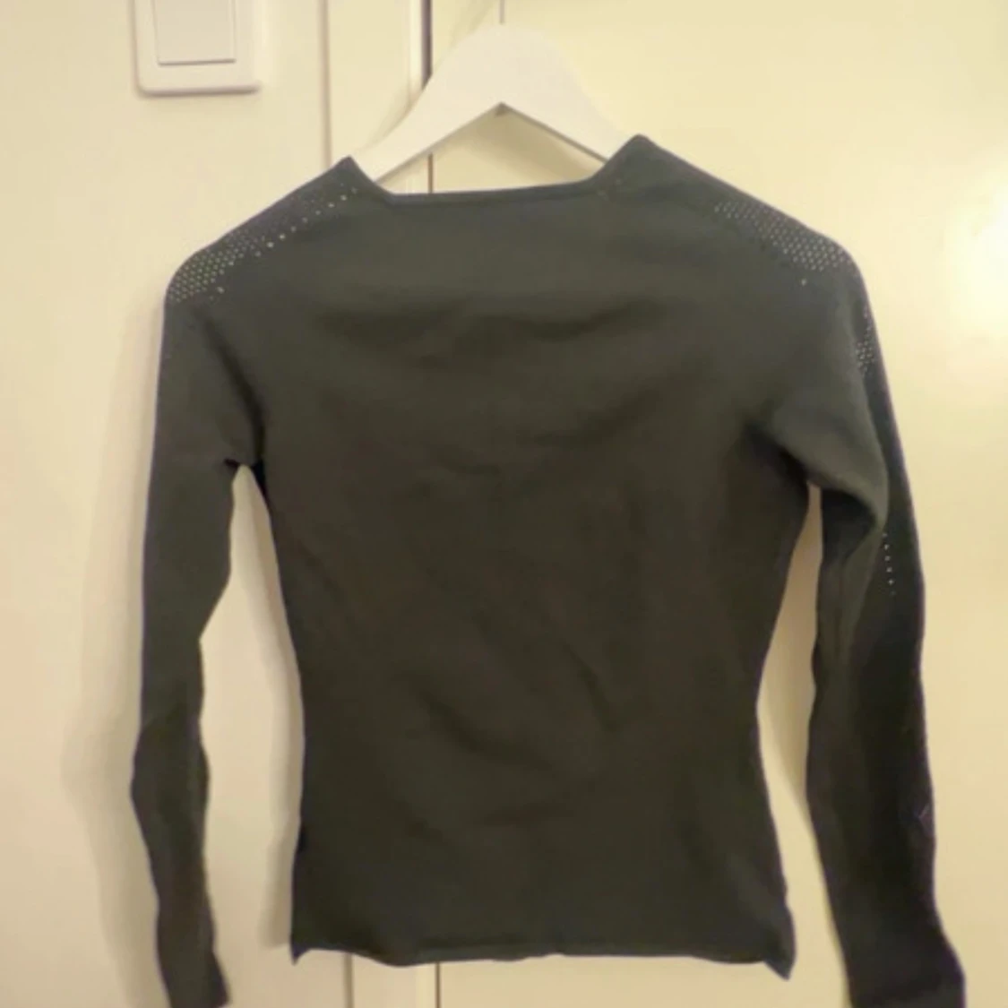 Svart långärmad tröja med detaljer vid axlarna - 1