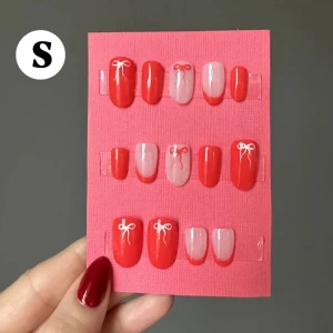 Press on nails - FÄRDIGT SET 💛 Press on nails (lösnaglar) i storlek S. Storleken anser bredden på dina naglar. Alla lösnaglar är handmålade av mig med gellack. Detta set är ett färdigt set och går att köpa direkt. Jag skickar med 14 naglar för fler storleksalternativ. 💅🏼💗 