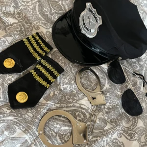 polis utrustning maskerad - använda en gång vid halloween, perfekt för en enkel men snygg utklädnad, alla delar är inkluderade och alla är i inprincip nytt skick