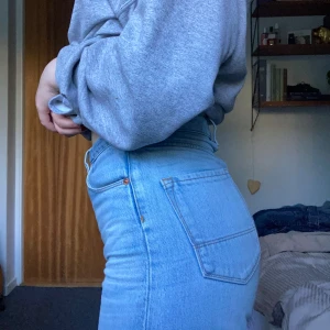 Ljusblåa jeans - Säljer ett par ljusblå jeans med hög midja och raka ben. Så fina men kommer tyvärr aldrig till användning. De har raka ben och en avslappnad fit🩵
