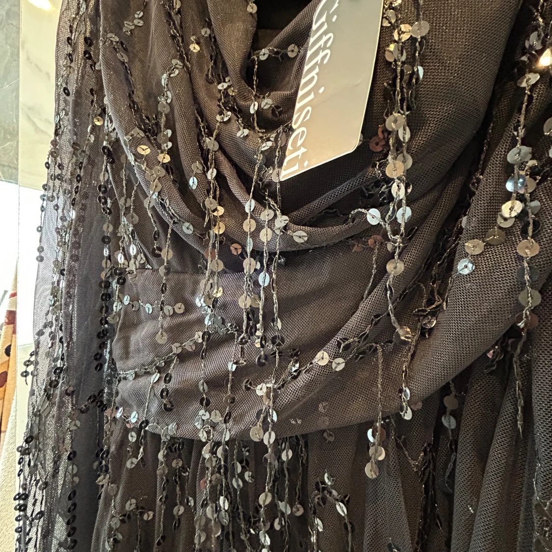 Svart långklänning med paljetter från Giffniseti - 2