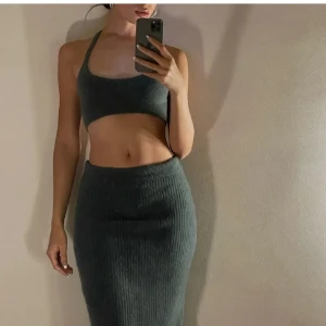 Set från Zara - Mörkgrönt mysigt set från Zara. Top i strl S och kjol i strl M, men stretchigt material som passar de flesta! ✨Endast använt 1 gång! Kjolen är knälång på mig som är 180cm